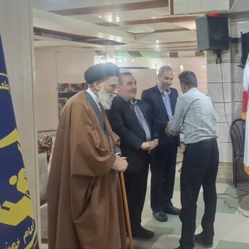 اهدای کمک‌های حساب ۱۰۰ امام خمینی و آیت‌الله سیستانی به آسیب‌دیدگان جنگ در همدان