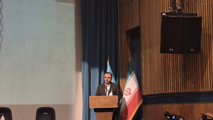 آیدین مهدیزاده: مسیر توسعه هنرهای تجسمی از توسعه نگارخانهها عبور میکند