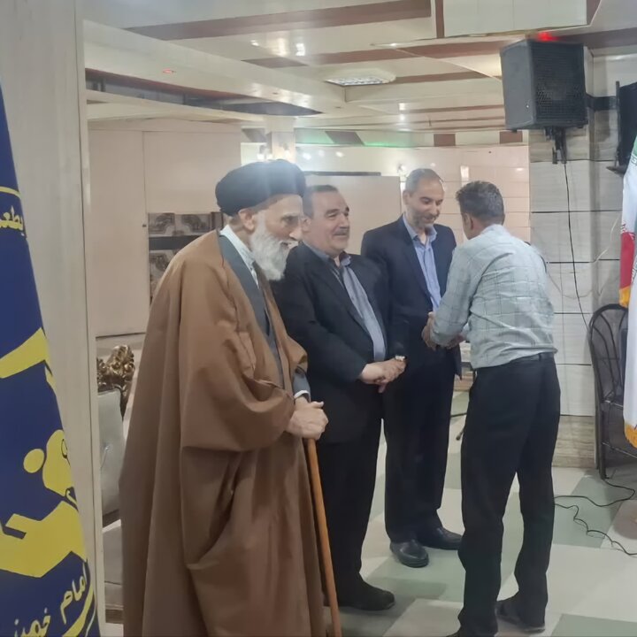 اهدای کمک‌های حساب ۱۰۰ امام خمینی و آیت‌الله سیستانی به آسیب‌دیدگان جنگ در همدان