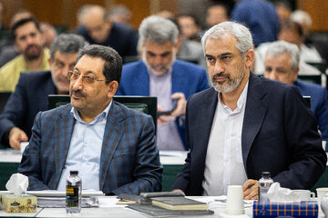  سید علی مدنی‌زاده، وزیر اقتصاد و سید محمد اتابک، وزیر صنعت معدن وتجارت در جلسه علنی وبیناری مجلس - سه شنبه ۷ مهر
