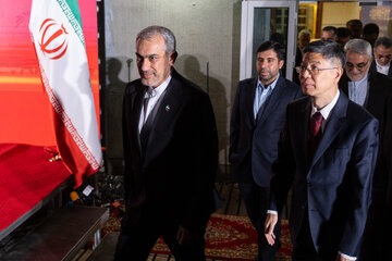 زونگ پی وو، سفیر چین در تهران و سید علی مدنی‌زاده، وزیر اقتصاد در مراسم ۷۷ امین سالروز ملی جمهوری خلق چین