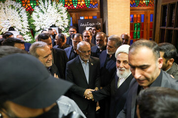 علی‌اکبر ناطق نوری، محسن حاجی‌میرزایی، رئیس‌دفتر رئیس‌جمهور و مسعود پزشکیان، رئیس‌جمهو در مراسم ختم احمد ناطق نوری