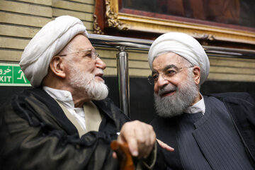 حسن روحانی و مهدی کروبی در مراسم ختم احمد ناطق نوری