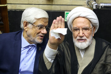 مهدی کروبی و محمدرضا عارف، معاون اول رئیس‌جمهور در مراسم ختم احمد ناطق نوری