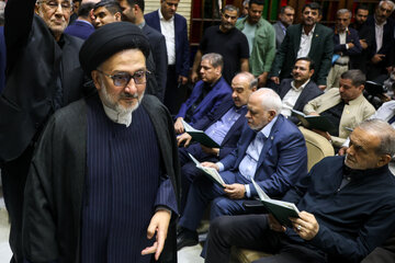 محمدعلی ابطحی و مسعود پزشکیان در مراسم ختم احمد ناطق نوری