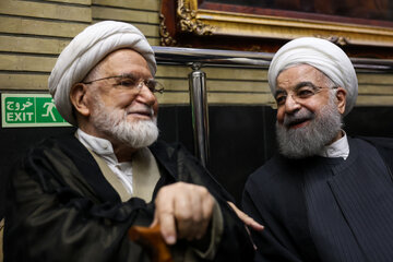 حسن روحانی و مهدی کروبی در مراسم ختم احمد ناطق نوری
