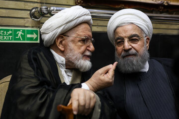 حسن روحانی و مهدی کروبی در مراسم ختم احمد ناطق نوری
