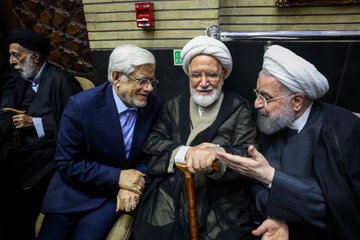 حسن روحانی، مهدی کروبی و محمدرضا عارف در مراسم ختم احمد ناطق نوری