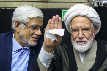 مهدی کروبی و محمدرضا عارف در مراسم ختم احمد ناطق نوری