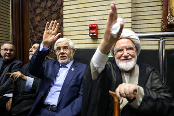 مهدی کروبی و محمدرضا عارف در مراسم ختم احمد ناطق نوری