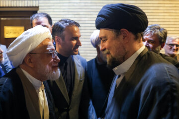 سید حسین خمینی و مهدی کروبی در مراسم ختم احمد ناطق نوری