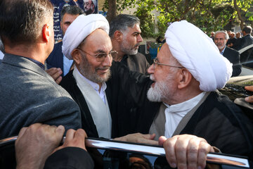مهدی کروبی و علی یونسی در مراسم ختم احمد ناطق نوری