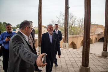 سیدرضا صالحی امیری، در بازدید از مسجد تاریخی سید اصفهان   