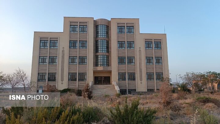 چراغ ۴۰ ساله آموزش اردستان در آستانه خاموشی؛ دانشگاه آزاد اسلامی به کجا می‌رود؟