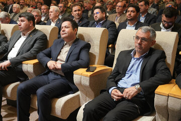 صدیف بدری نماینده اردبیل در مجلس شورای اسلامی و حسین پیرموذن نایب رئیس اتاق بازرگانی ایران در همایش ملی«شیوه‌های نوین تأمین مالی بنگاه‌های اقتصادی و زیرساخت» در اردبیل
