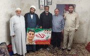 دیدار نماینده رهبر معظم انقلاب با خانواده سرباز شهید در اهواز
