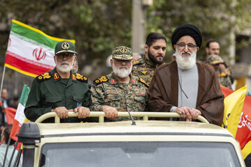 بازدید سیدمحمدمهدی حسینی همدانی، نماینده ولی‌فقیه در استان البرز و امام جمعه کرج و سردار محمدرضا نقدی، مشاور عالی فرمانده کل سپاه پاسداران انقلاب اسلامی از رزمایش جان‌ فدایان ایران در کرج