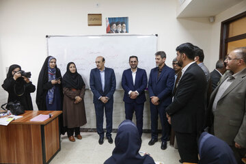 بازدید شهرام ملکی، معاون وزیر راه و شهرسازی از مدرسه شهید دکتر امیر عبداللهیان در بهارستان اصفهان