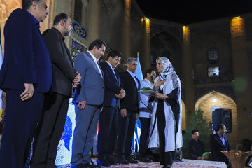 تقدیر از فعالان حوزه گردشگری با حضور محمد علی طالبی استاندار ، سیدموید محسن‌نژاد مدیرکل میراث فرهنگی استان ومعاونین استاندار در کاروانسرای گنجعلیخان کرمان در مراسم پاسداشت هفته گردشگری - کرمان