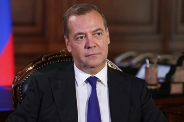 مدودف: جنگ علیه ایران عواقبی برای آمریکا دارد/ ایران در حین جنگ به زندگی عادی ادامه می‌دهد