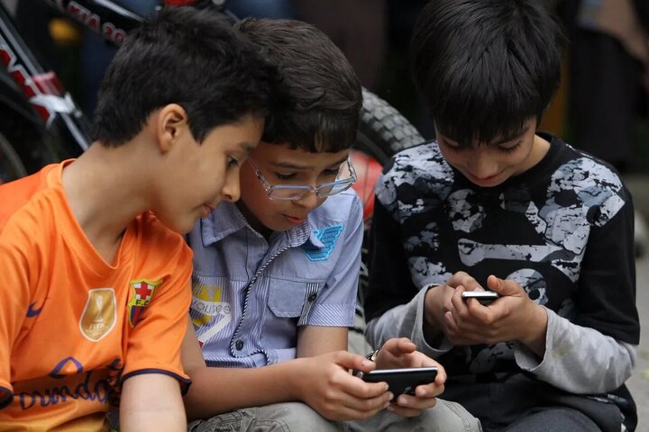 استفاده از تلفن همراه در دوره ابتدایی مدیریت شود
