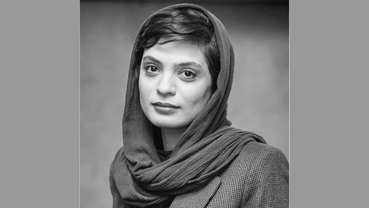 بهار کاتوزی روی صحنه است