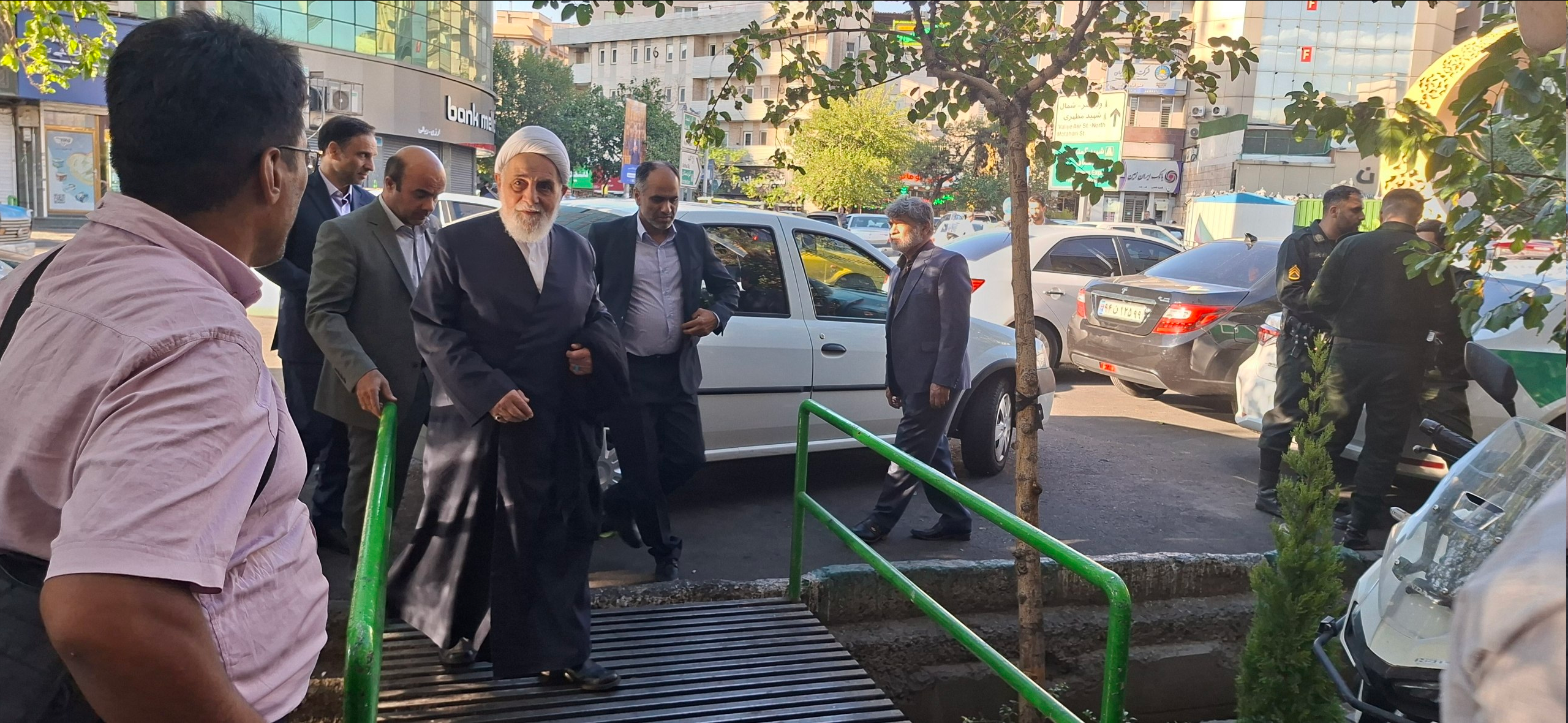 برگزاری مراسم ختم خواهر وزیر امور خارجه در مسجد نور