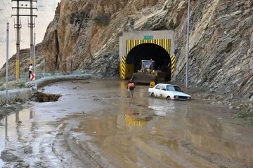 رهاسازی ۱۰ خودرو گرفتار شده در سیلاب جاده چالوس