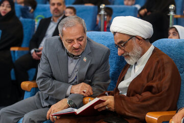 علیرضا کاظمی، وزیر آموزش و پرورش و عبدالحسین خسرو پناه، دبیر شورای عالی انقلاب فرهنگی در آیین جشن غنچه‌ها