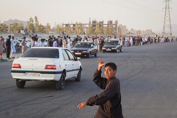 در هر گوشه از جاده نصرت‌آباد، افراد با هر وسیله‌ای اقدام به انجام حرکات نمایشی می‌کنند