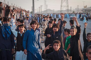 بسیاری از جوانان و علاقه‌مندان به ماشین‌سواری، عصر هر جمعه در جاده نصرت‌آباد - زاهدان جمع می‌شوند تا ساعاتی را با هیجان و دیدن رانندگی ماشین‌ها باشند.