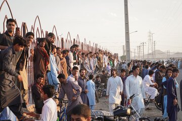 بسیاری از جوانان و علاقه‌مندان به ماشین‌سواری، عصر هر جمعه در جاده نصرت‌آباد - زاهدان جمع می‌شوند تا ساعاتی را با هیجان و دیدن رانندگی ماشین‌ها باشند.