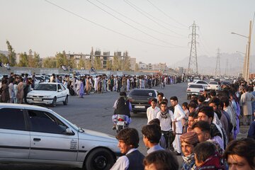 انجام حرکات نمایشی با خودروهای مختلف و شرایط بسیار نا ایمن در جاده نصرت‌آباد؛ پیست ماشین‌بازهای زاهدان، توسط افراد غیر حرفه‌ای انجام می‌شود