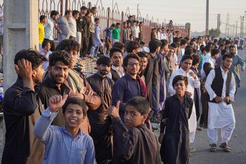 بسیاری از جوانان و علاقه‌مندان به ماشین‌سواری، عصر هر جمعه در جاده نصرت‌آباد - زاهدان جمع می‌شوند تا ساعاتی را با هیجان و دیدن رانندگی ماشین‌ها باشند.