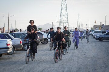 بسیاری از جوانان عصرهای جمعه از راه‌های دور و نزدیک خود را به جاده نصرت‌آباد؛ پیست ماشین‌بازهای زاهدان می‌رسانند تا شاهد نمایش خودروها باشند