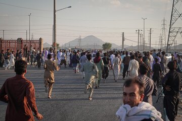 جاده نصرت‌آباد که حالا تبدیل به پیست ماشین‌بازهای زاهدان شده به دلیل نداشتن حداقل‌های ایمنی، گاها شاهد حوادث و اتفاقات دلخراش است.