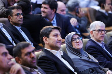 ستار هاشمی، وزیر ارتباطات و فنآوری اطلاعات  و فاطمه مهاجرانی، سخنگوی دولت در مراسم افتتاحیه هفته جهانی فضا