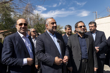 حضور حسین فاضلی هریکندی، رئیس کل دادگستری استان البرز  و حیدر آسیابی، رئیس سازمان زندان‌های کشور در تخریب زندان رجایی شهر