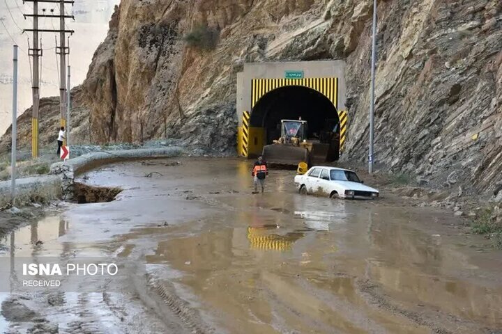 رهاسازی ۱۰ خودرو گرفتار شده در سیلاب جاده چالوس