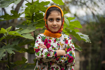 «طلا اسدی» تنها دانش آموز مدرسه روستای ازنی چهاردانگه ساری است در حیاط منزل شخصی خودش.
