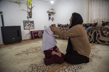 مادر طلا مثل هر روز او را برای مدرسه آماده میکند تا «طلا» راهی مدرسه شود.