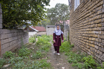 مسیر دسترسی مدرسه طلا در روستای ازنی بخش چهار دانگه ساری