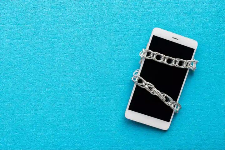 چرا معتاد گوشی و شبکه‌های اجتماعی می‌شویم؟