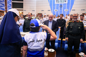 سردار قاسم رضایی، جانشین فراجا و امین حسین رحیمی،  وزیر دادگستری در همایش تجلیل از نمونه‌های ترافیکی و برترین‌های پلیس راهور فراجا