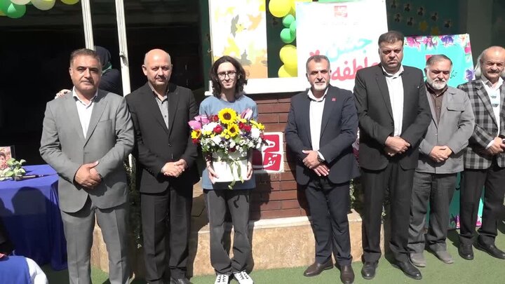 کمک خیرخواهانه نخبه کنکوری آمل در «جشن عاطفه‌ها» به دانش آموزان نیازمند