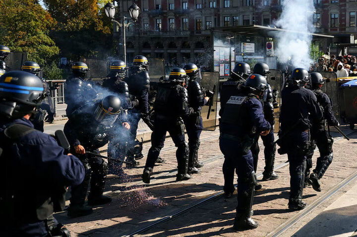 هجوم پلیس فرانسه به دانشآموزان معترض با گاز اشکآور