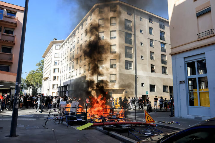 هجوم پلیس فرانسه به دانشآموزان معترض با گاز اشکآور