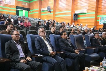 تأکید مدیرکل اقتصادی استانداری بر آموزش نانوایان/تجلیل از شاطر پیشکسوت ایلامی