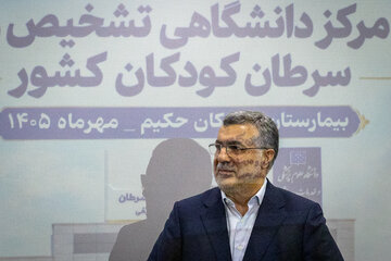 محمد رضا ظفرقندی، وزیر بهداشت در مراسم افتتاح اولین مرکز تشخیص و درمان سرطان کودکان