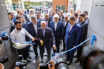 محمدرضا عارف معاون اول رئیس جمهور و محمد رضا ظفرقندی، وزیر بهداشت در مراسم افتتاح اولین مرکز تشخیص و درمان سرطان کودکان